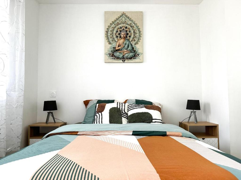 une chambre avec un lit avec un tableau sur le mur dans l'établissement La Casa de Clément, à Néant-sur-Yvel