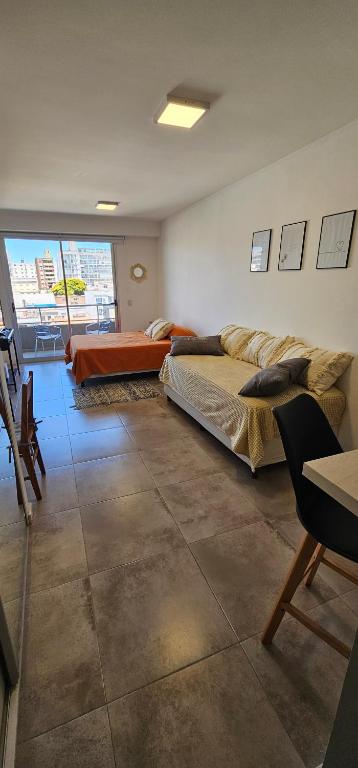 Un dormitorio con dos camas y una mesa y sillas. en PARANA SHOPPING Y CPC, en Paraná
