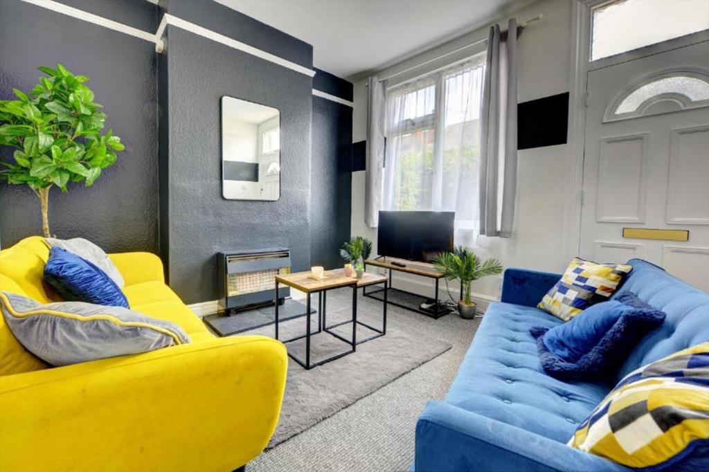 Χώρος καθιστικού στο Central - 2br House - Free Parking - Garden