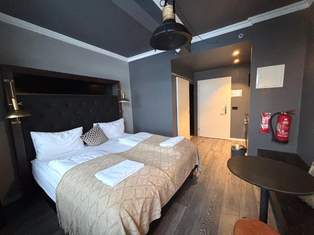 Postel nebo postele na pokoji v ubytování R13 - A Townhouse Hotel