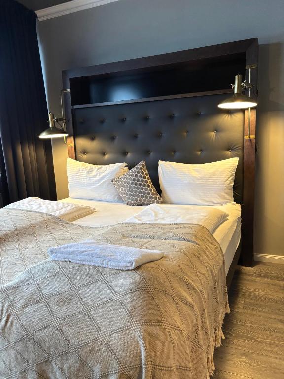 Postel nebo postele na pokoji v ubytování R13 - A Townhouse Hotel