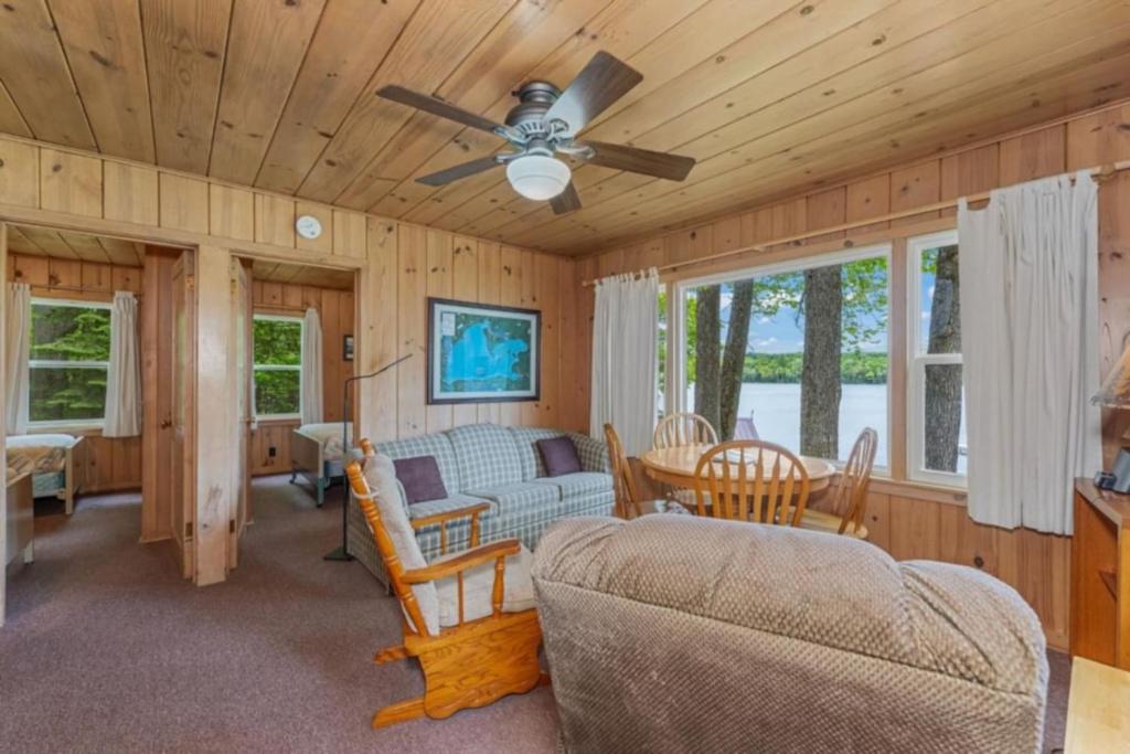 TV a/nebo společenská místnost v ubytování TB8 Thunder Bay Resort Cabin 8