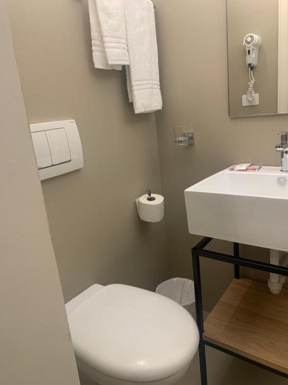 Koupelna v ubytování Atlas Hotel