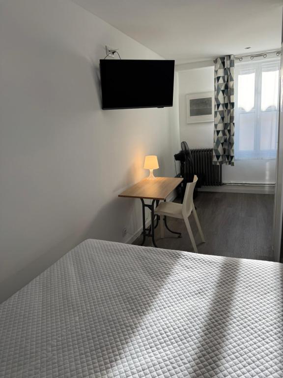 Postel nebo postele na pokoji v ubytování Hotel des Etuves