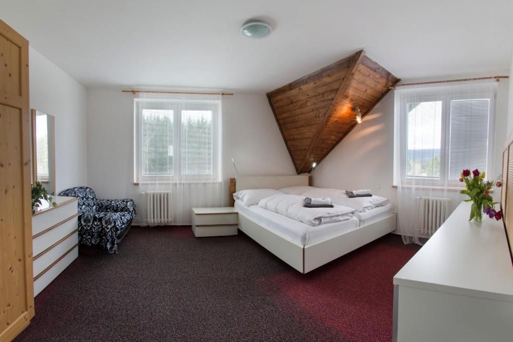 Postel nebo postele na pokoji v ubytování Hotel Harrachov Inn