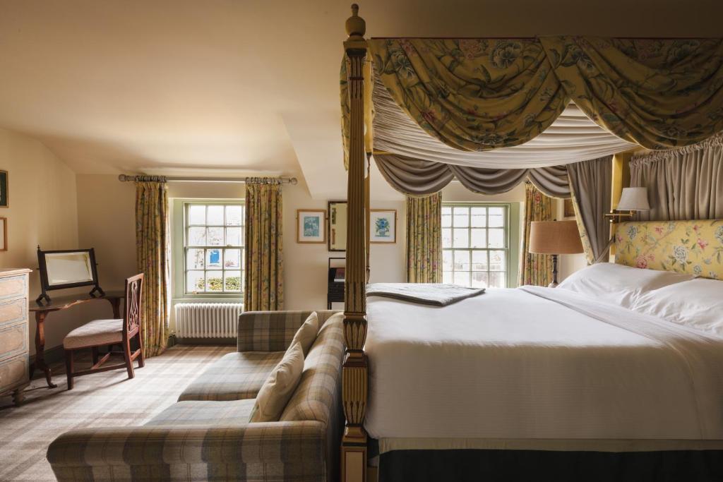 Postel nebo postele na pokoji v ubytování The Pilsley Inn - Chatsworth