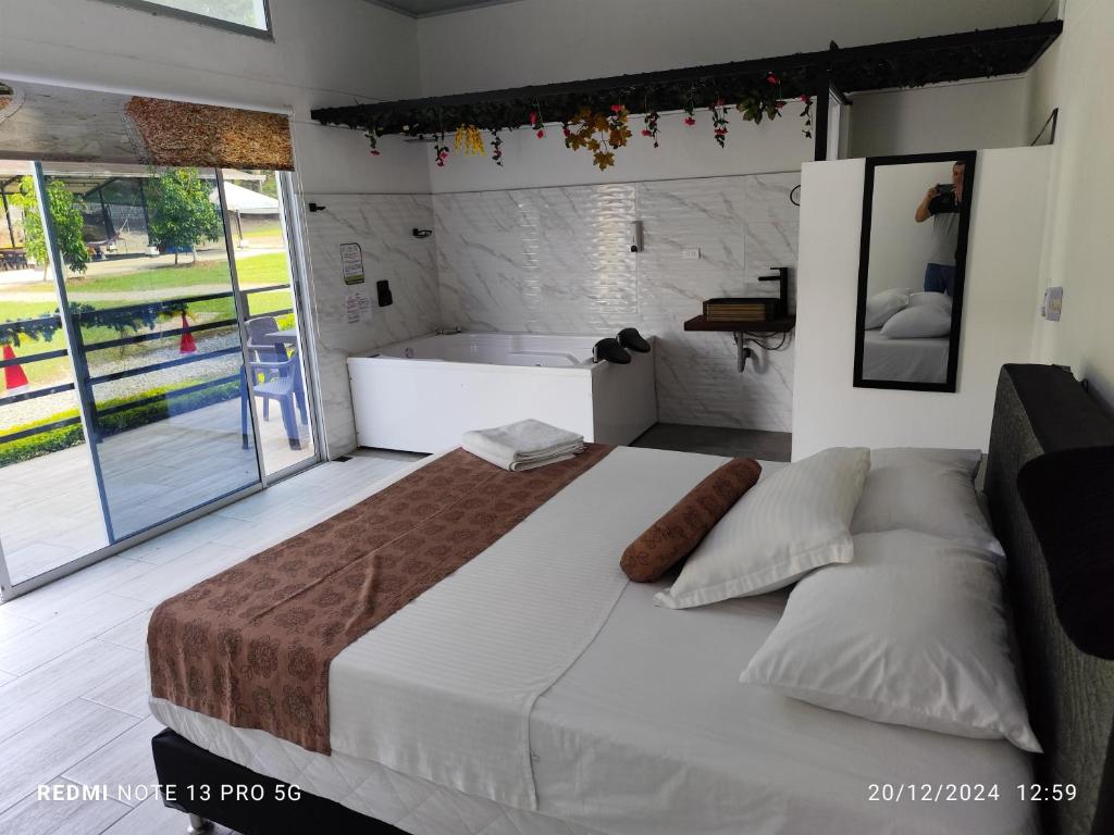 Postel nebo postele na pokoji v ubytování Ecohotel Montenegro