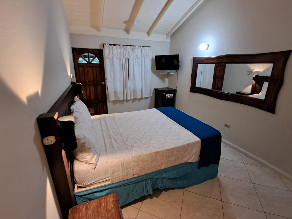 Postel nebo postele na pokoji v ubytování Mom's Place Negril