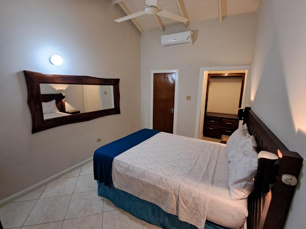 Postel nebo postele na pokoji v ubytování Mom's Place Negril