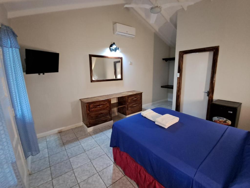 Postel nebo postele na pokoji v ubytování Mom's Place Negril