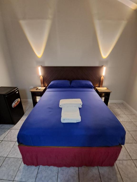 Postel nebo postele na pokoji v ubytování Mom's Place Negril