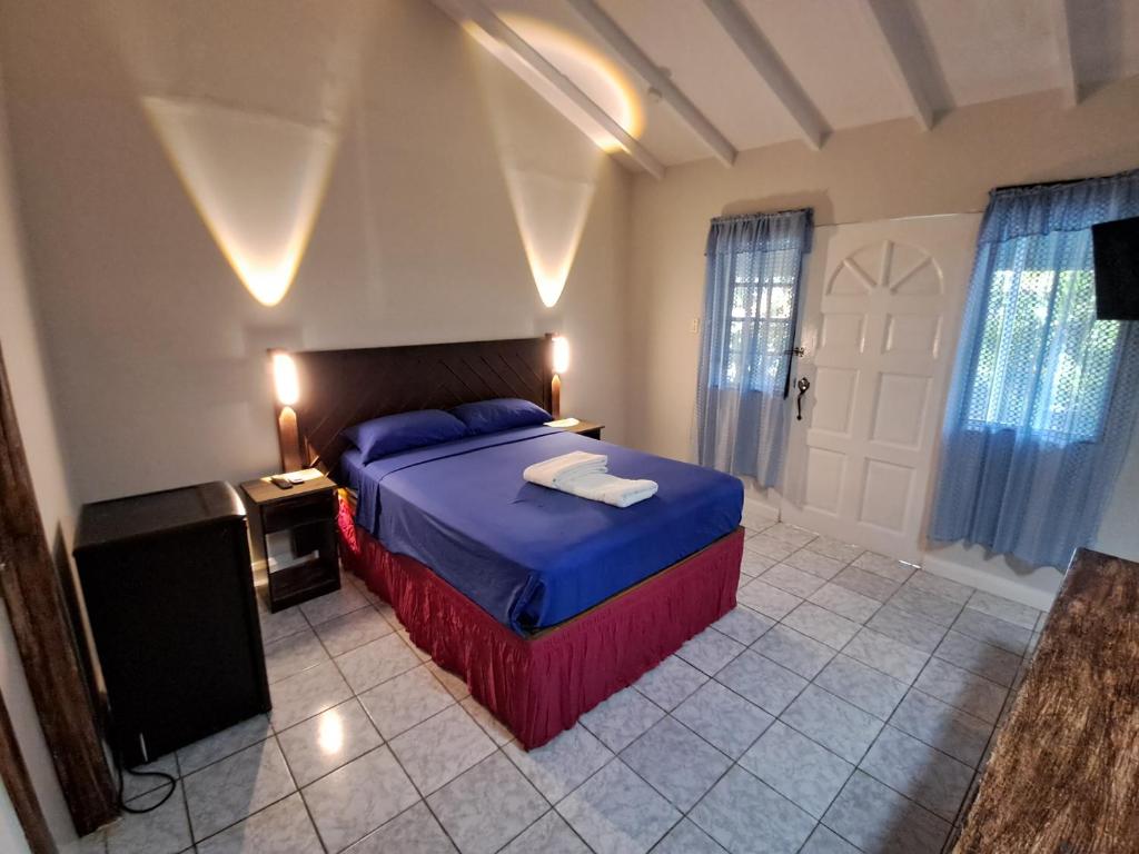 Postel nebo postele na pokoji v ubytování Mom's Place Negril