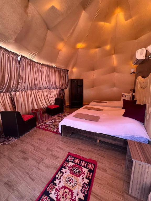 Postel nebo postele na pokoji v ubytování Wadi Rum Marina Camp