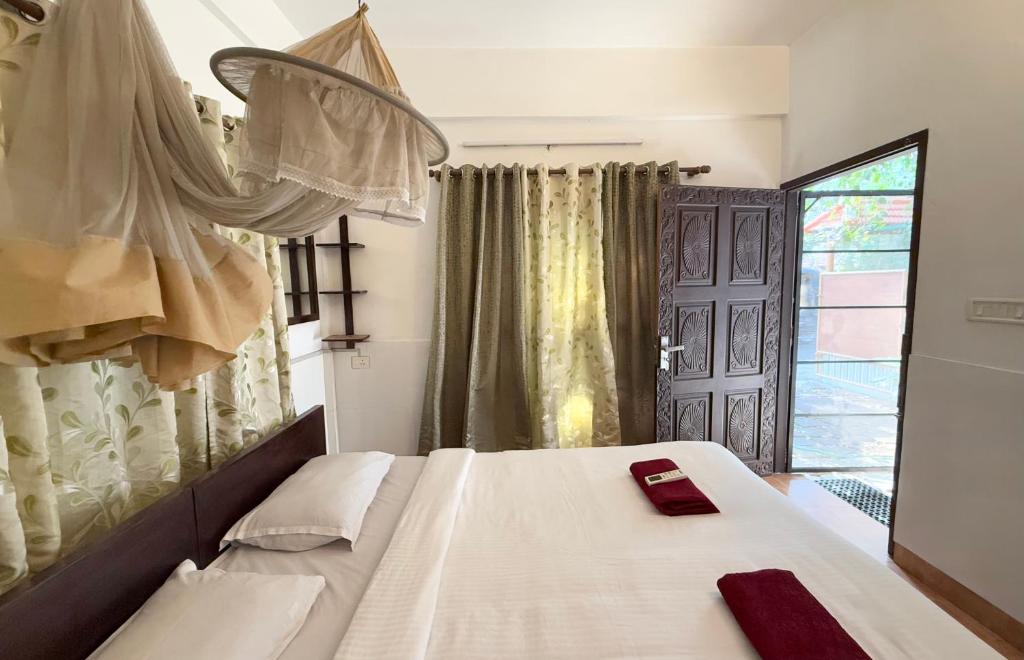 Postel nebo postele na pokoji v ubytování Reds Residency - Homestay