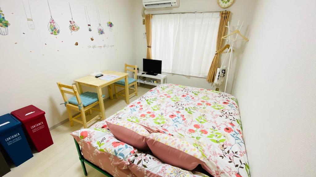 Postel nebo postele na pokoji v ubytování 新所沢駅徒歩1分 近くに豊富な飲食店 ベルーナドーム 東京や川越観光拠点に コンビニ30秒