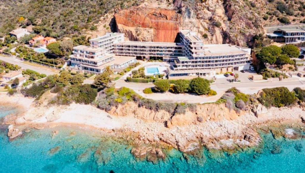 - une vue aérienne sur une falaise dans l'établissement Résidence LES CALANQUES route des sanguinaires- Piscine - Parking & Wifi Gratuit - Plage, à Ajaccio