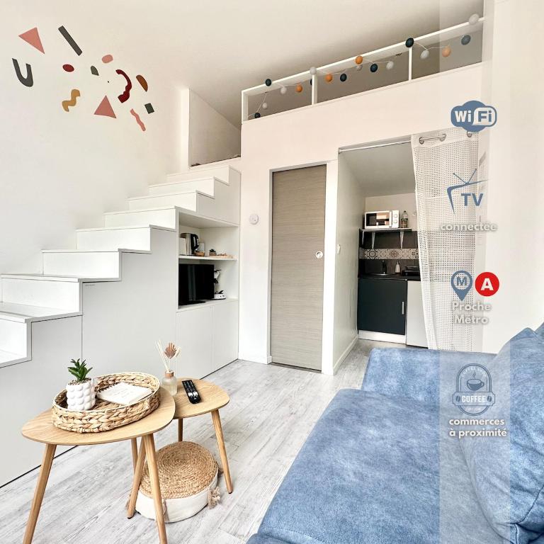 - un salon avec des escaliers et un tapis bleu dans l'établissement Studio mezzanine proche métro A, à Villeurbanne