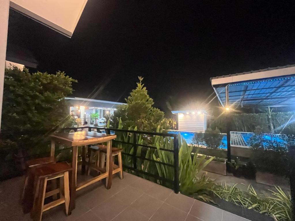 Bazén v ubytování ฟ้ารีสอร์ต FAH Resort nebo v jeho okolí