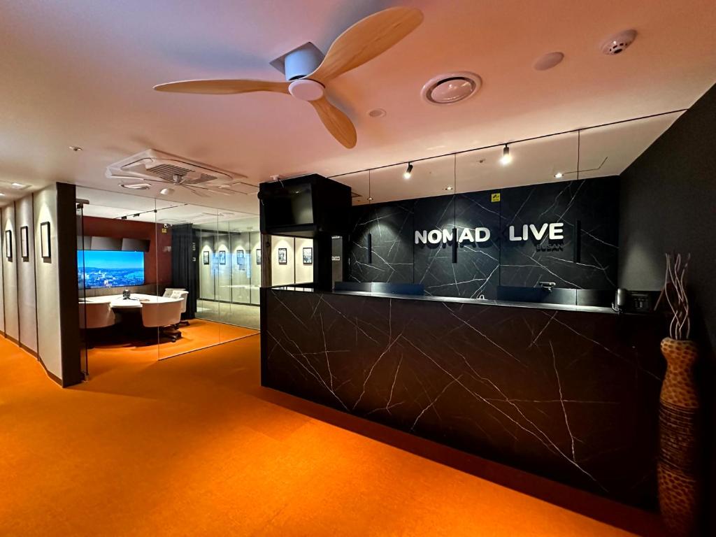 TV a/nebo společenská místnost v ubytování Nomad Live Hostel