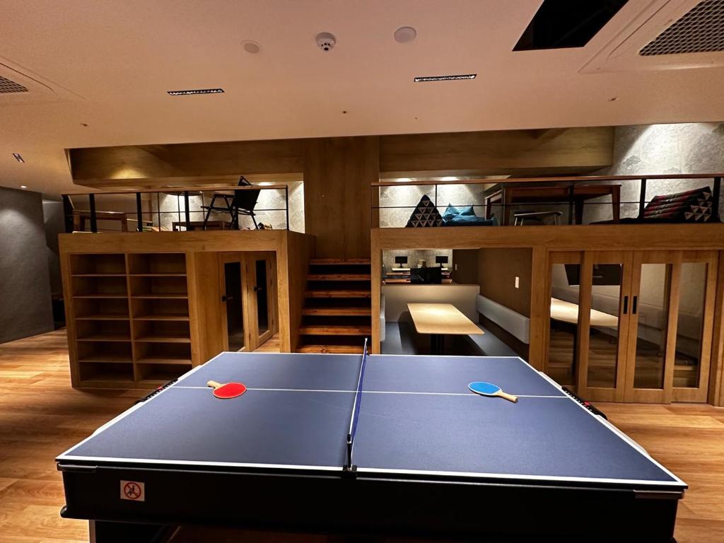 Stolní tenis v ubytování Nomad Live Hostel nebo okolí