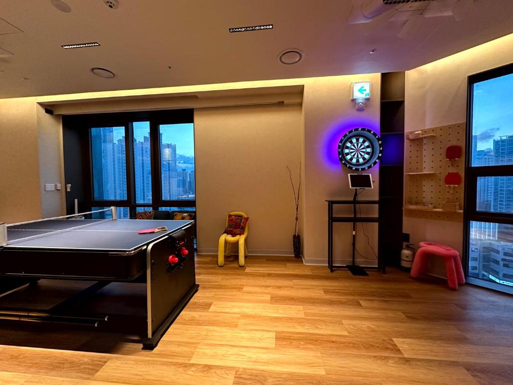 Stolní tenis v ubytování Nomad Live Hostel nebo okolí