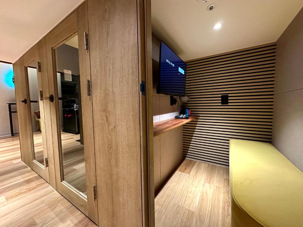 TV a/nebo společenská místnost v ubytování Nomad Live Hostel
