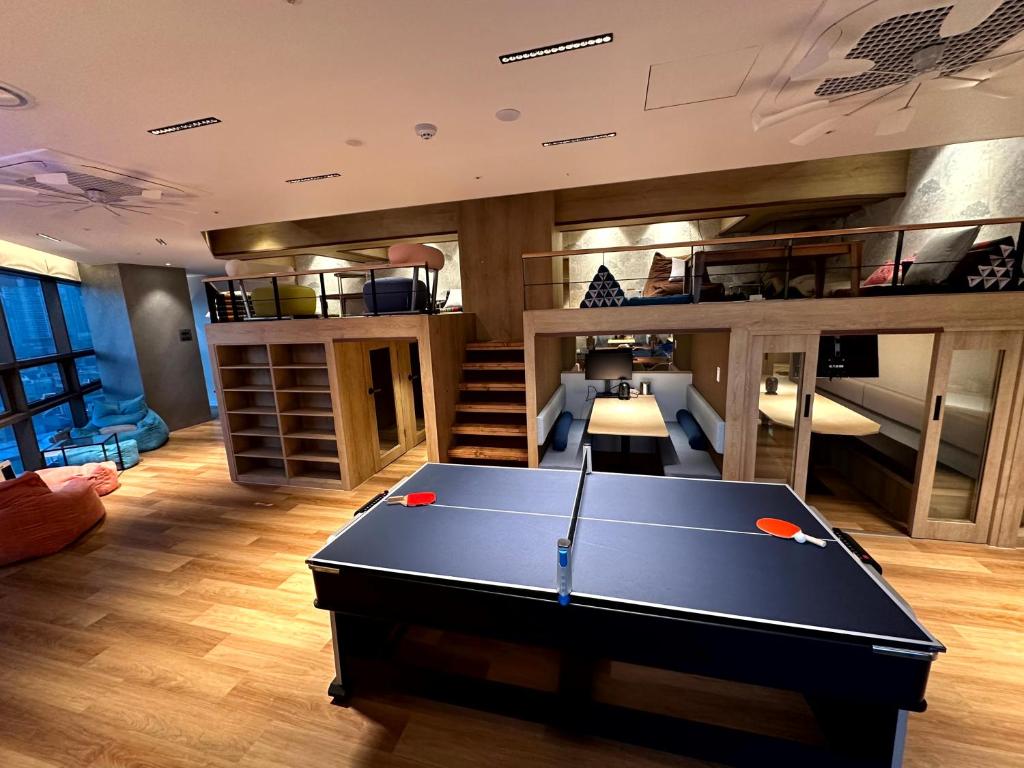 Biliár nebo kulečník v ubytování Nomad Live Hostel