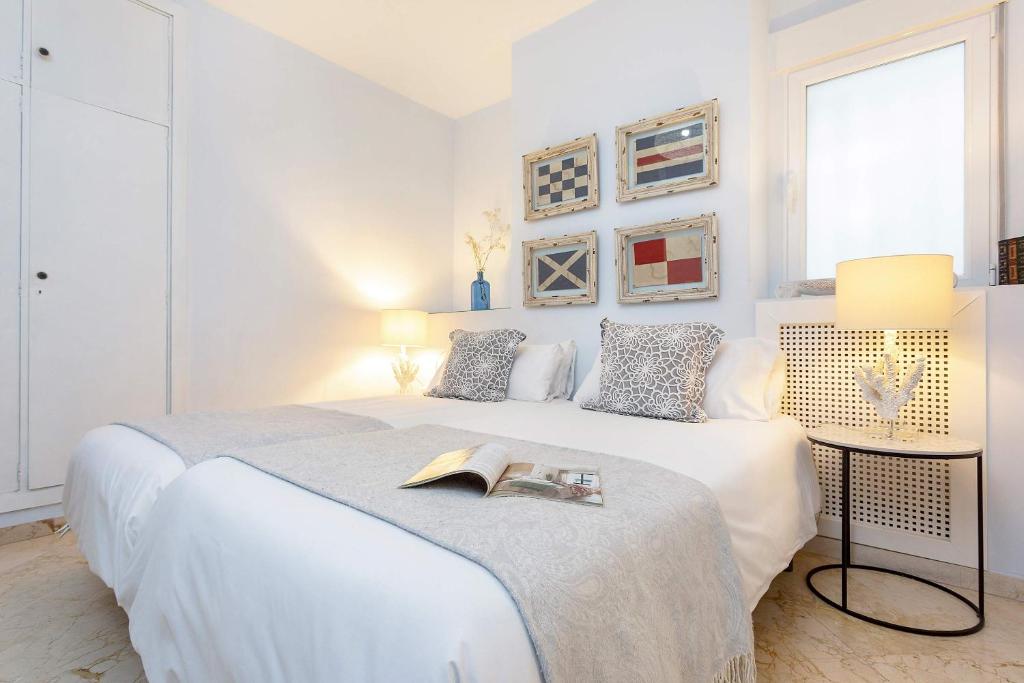 Postel nebo postele na pokoji v ubytování Genteel Home Tablas