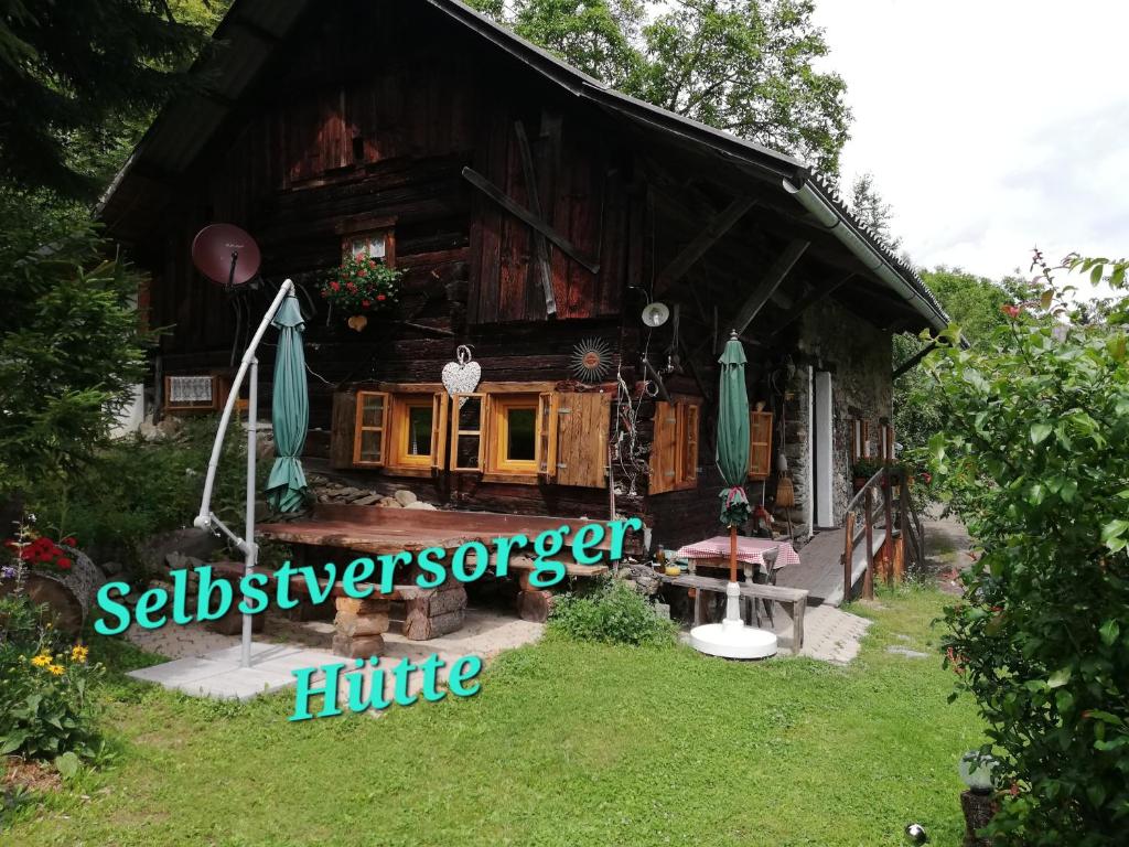 domek z bali z znakiem przed nim w obiekcie Ahnenhütte Untersabernighof w mieście Penk