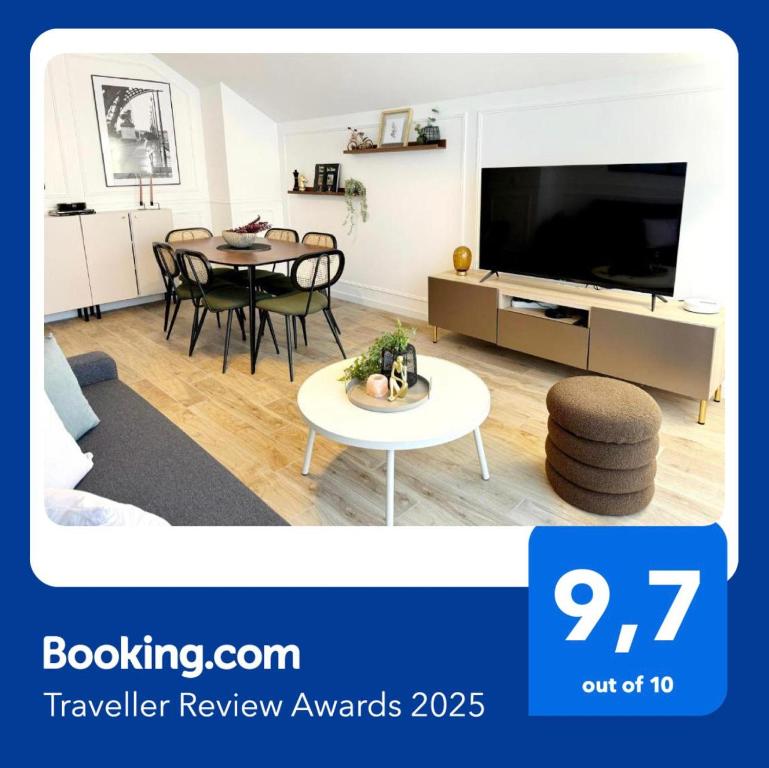 ein Wohnzimmer mit Tisch und Fernseher in der Unterkunft New Disneyland Paris Serena Apartment in Bussy-Saint-Georges