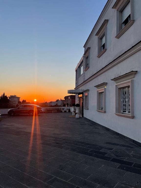Východ nebo západ slunce při pohledu z hotelu nebo okolí