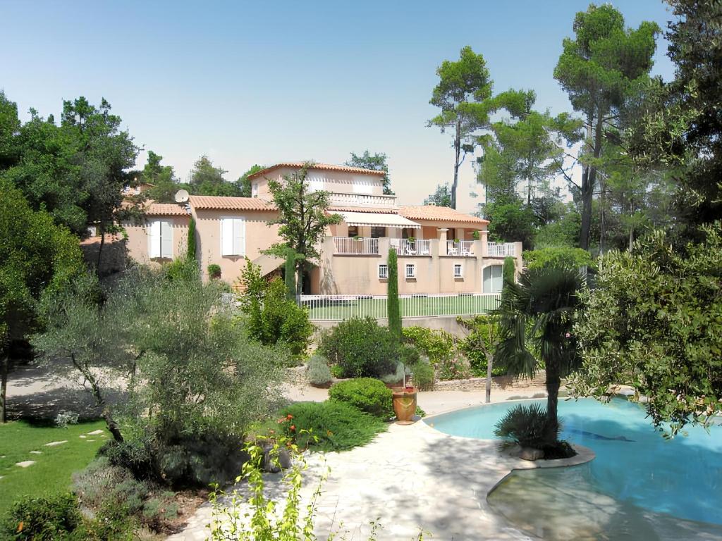 Φωτογραφία από το άλμπουμ του Villa spacieuse avec piscine à Saint Maximin σε Saint-Maximin-la-Sainte-Baume