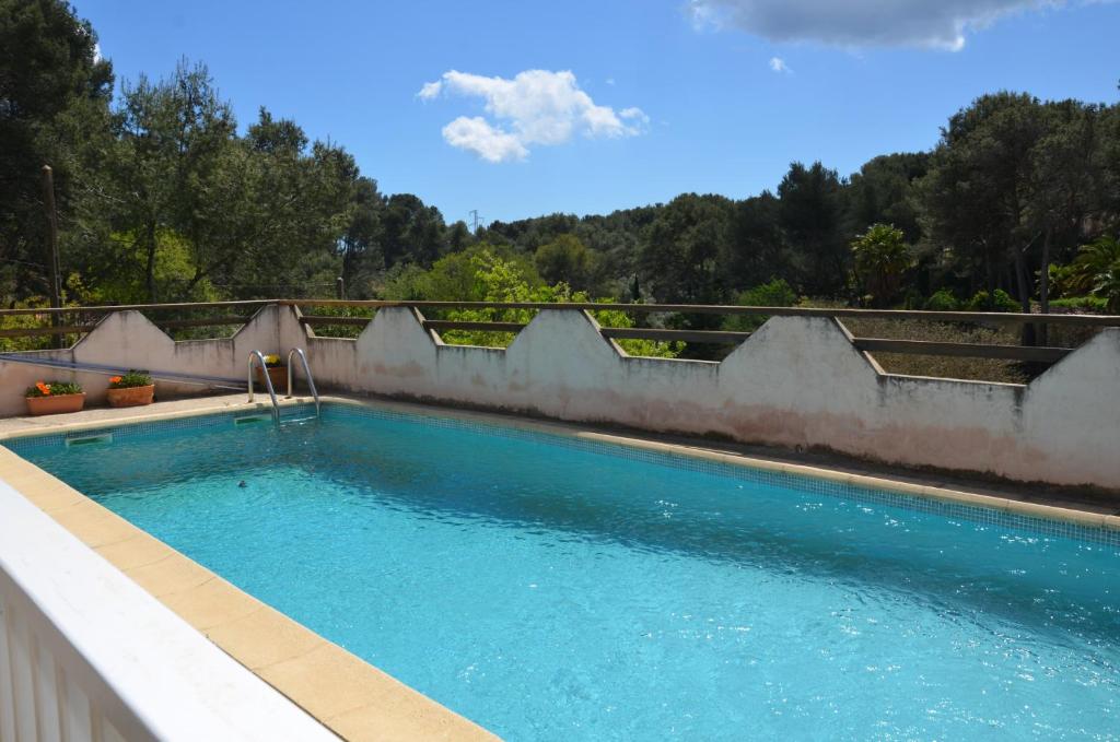 a large swimming pool with blue water at Maison conviviale avec piscine partagée à La Ciotat - 70 m² in La Ciotat