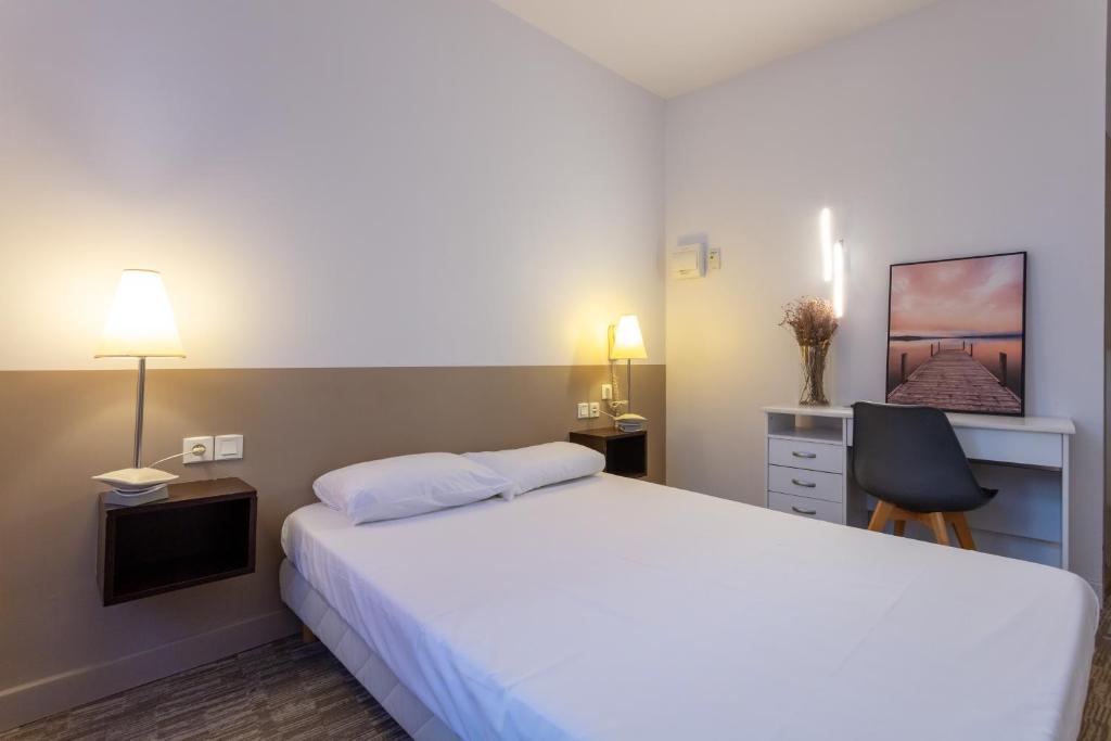 Postel nebo postele na pokoji v ubytování Hotel du Clocher