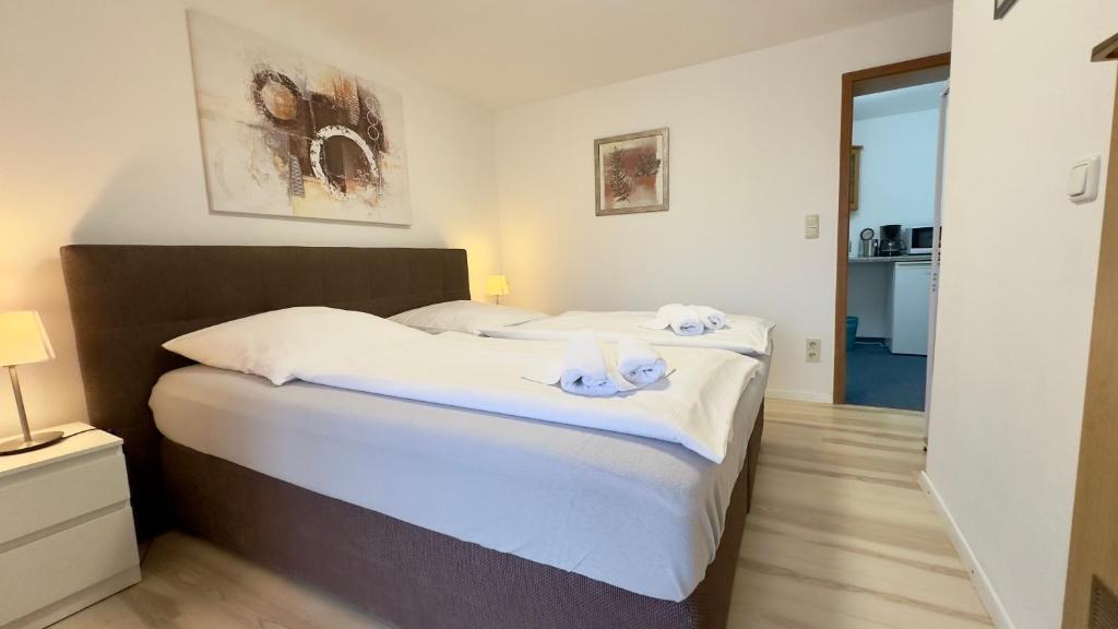 ein Schlafzimmer mit zwei Betten mit Handtüchern darauf in der Unterkunft Aparmtent im Münchner Westen, Parkplatz kostenfrei, ruhig in Gröbenzell