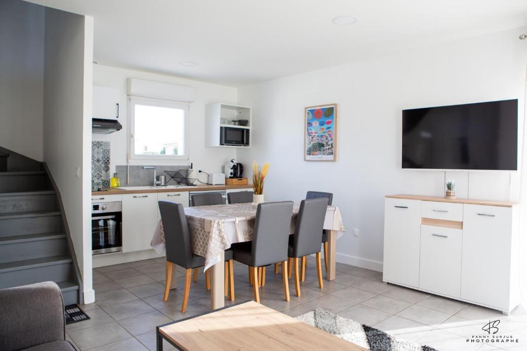 a kitchen and dining room with a table and chairs at CASA LEIA - À 4 min de la plage, avec Wifi in Sainte-Marie-la-Mer
