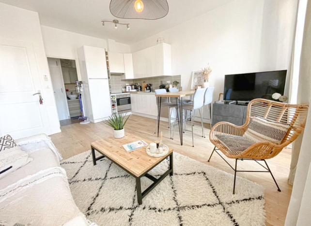 un salon avec un canapé et une table dans l'établissement Les Mimosas, à Cannes