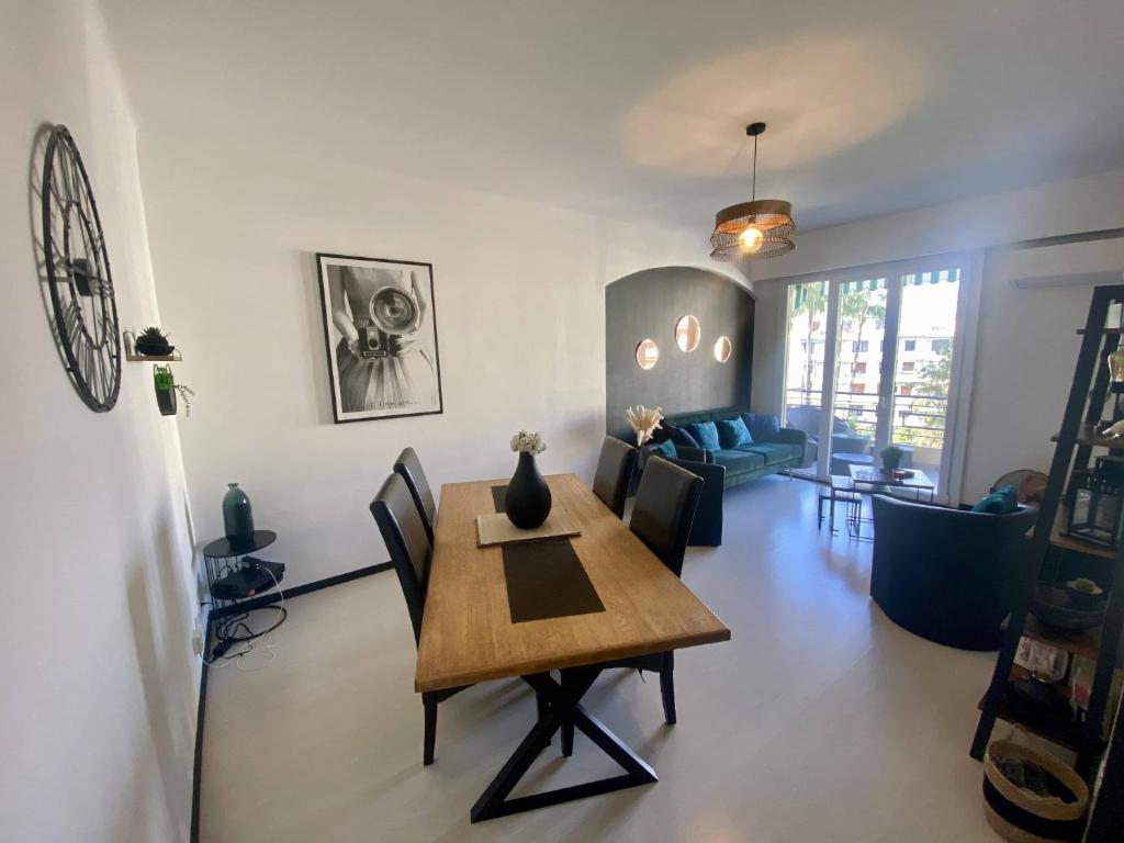 un salon avec une table et des chaises en bois dans l'établissement Nice Ouest Caucade- Beautiful 2P, AC, Clim, à Nice