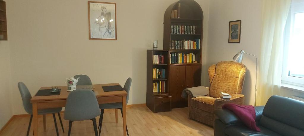 a living room with a table and a book shelf at Ferienwohnung Carmen in Spay