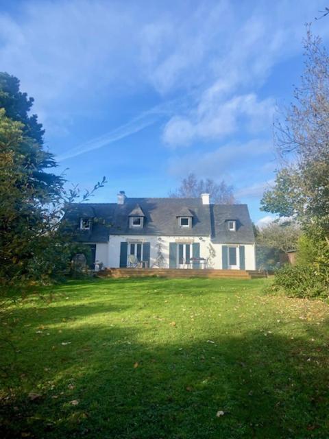 une grande maison blanche sur une pelouse verdoyante dans l'établissement Kerlou, à Crozon