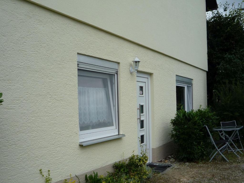 ein Fenster an der Seite eines Hauses in der Unterkunft Ferienwohnung Lamm in Rümmingen