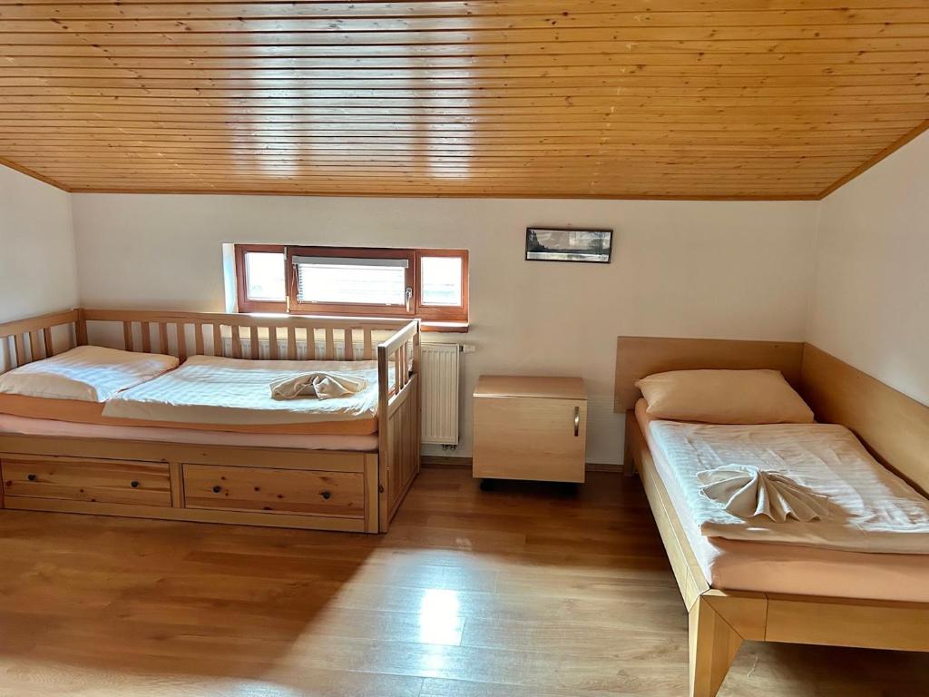 Postel nebo postele na pokoji v ubytování Penzion Farma Dvorec