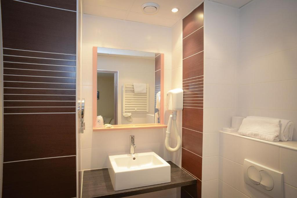 Koupelna v ubytování Hôtel Cositel, CIT'HOTEL Coutances