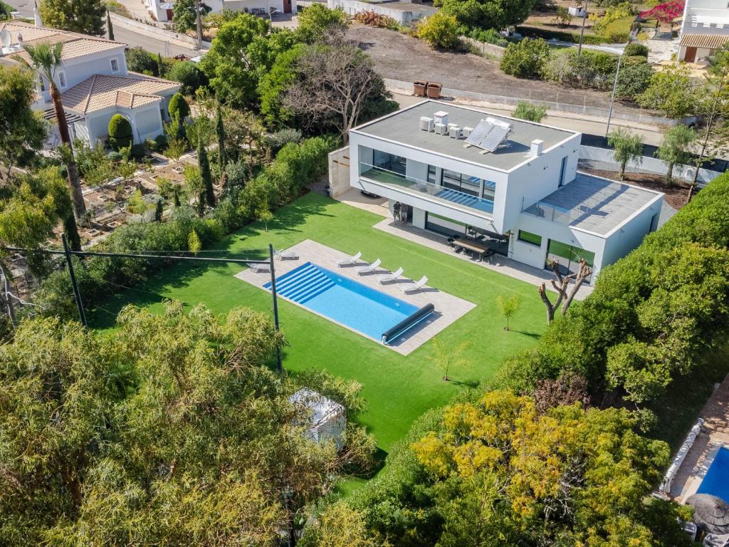 an aerial view of a house with a swimming pool at Villa Elodie Piscine privé, parking in Vau