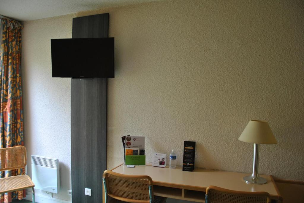 TV a/nebo společenská místnost v ubytování Hôtel Cositel, CIT'HOTEL Coutances