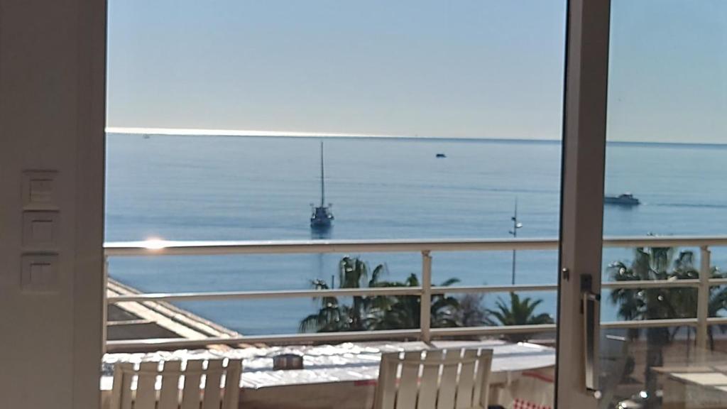 フレジュスにあるAppartement vue mer 80m2のバルコニーからの海の景色