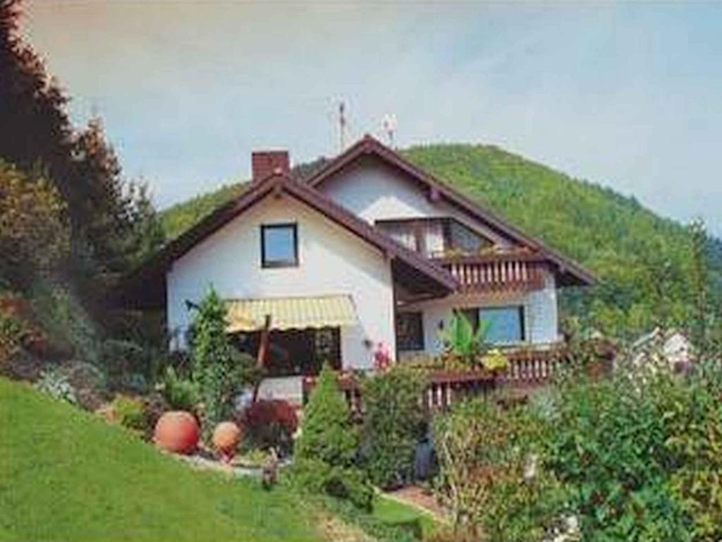 ein Haus auf einem Hügel mit in der Unterkunft Amstadt's Birkenfels in Bad Herrenalb