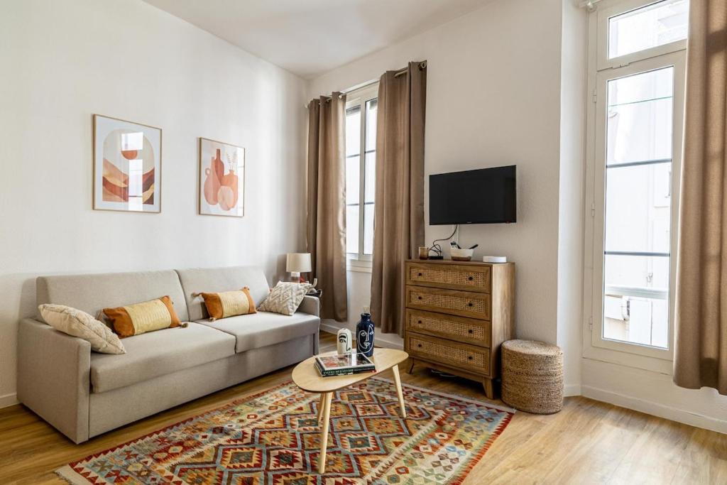 un salon avec un canapé et une télévision dans l'établissement 13 ANDRE1 - Cozy studio 100m from the Croisette and the beaches, à Cannes
