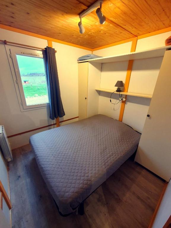 Postel nebo postele na pokoji v ubytování Les Chalets du Quignon