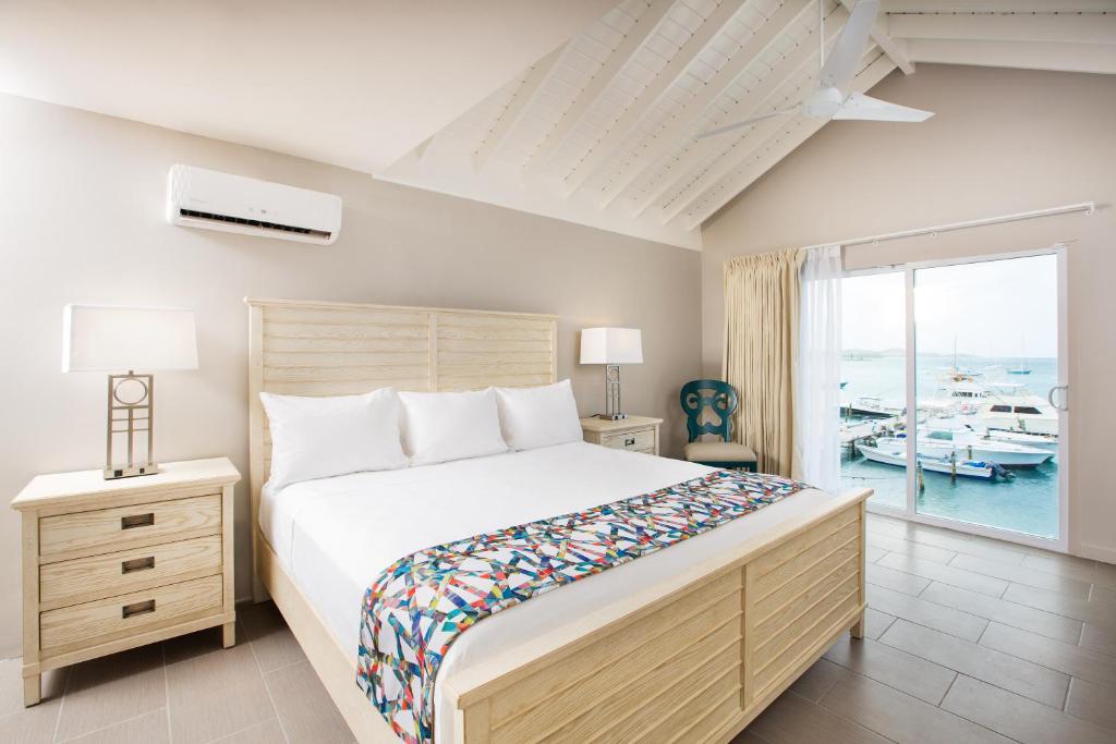 Postel nebo postele na pokoji v ubytování Caravelle Hotel St Croix